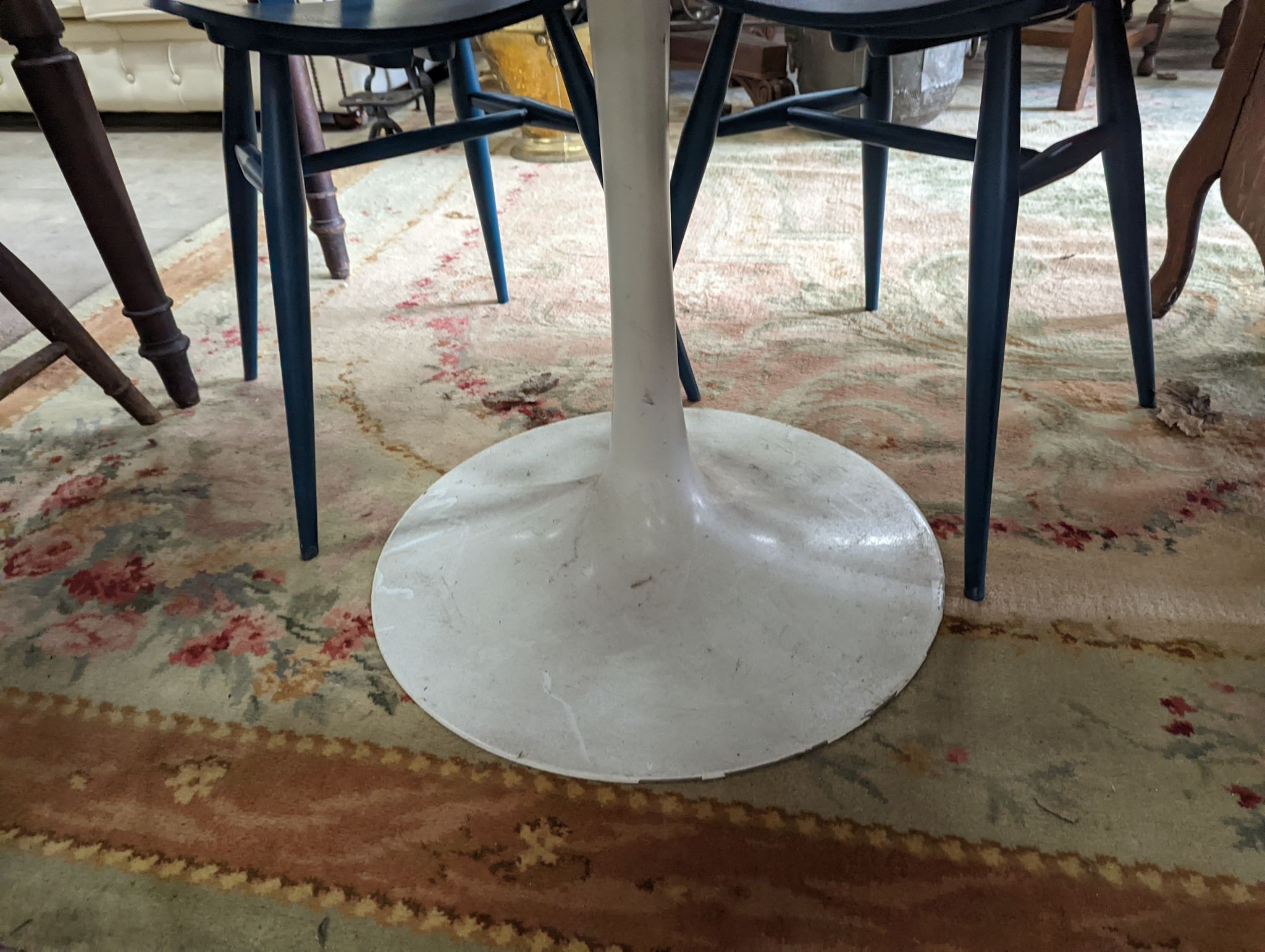 A Tulip style circular dining table, diameter 100cm, height 73cm